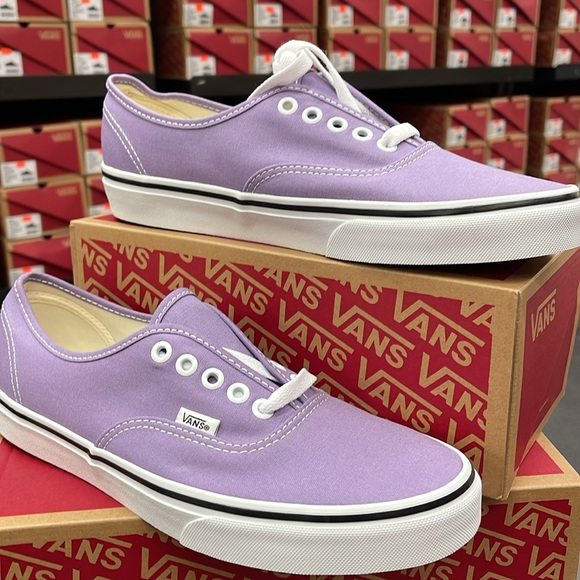 • Vans WMNS Authentic Chalk Violet/True White
VN0A5HZS9GD
Sneakers - Picture 4 of 16